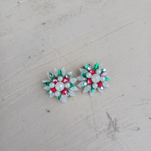 Vintage Floral Beaded Red, White, Green Wreath Clip On Earrings - Picture 1 of 6